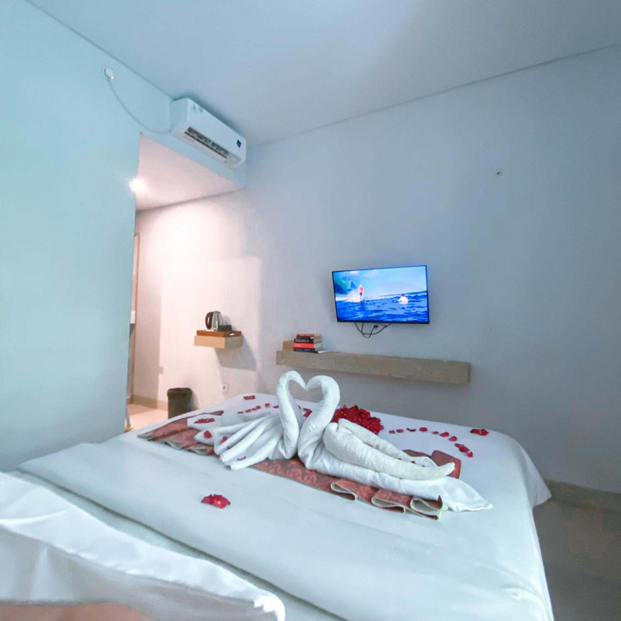 Manuver Surf And Stay Uluwatu Bali Jimbaran  Exterior photo